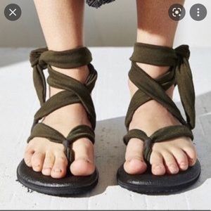 Black Sanuk Gladiator Yoga Sandals